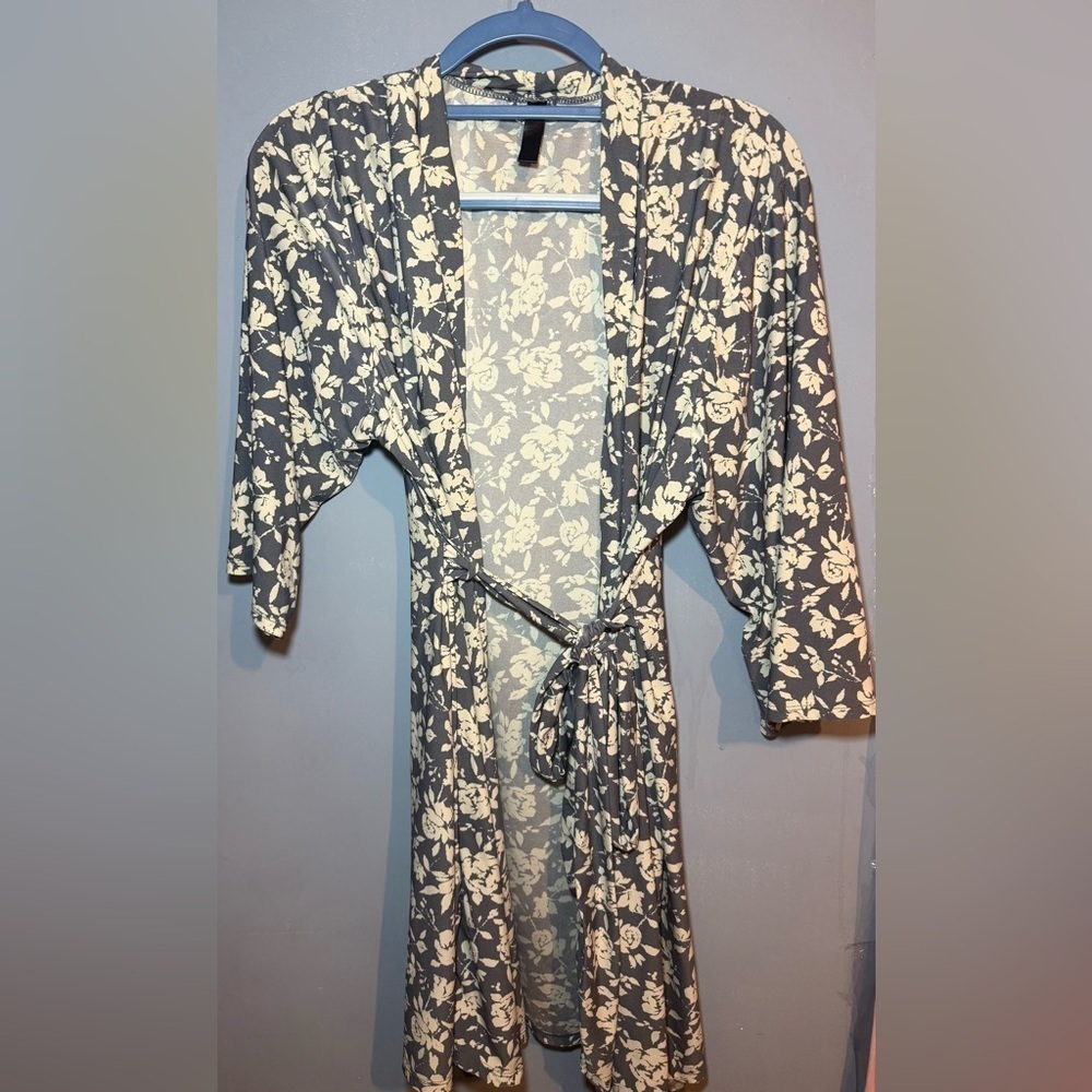 Marilyn Monroe Womens Large Gray Flowers 3/4 Sleeve Short Tie Robe